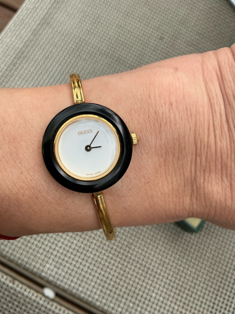 Beautiful GUCCI bangle watch w/ set of colorful bezels โค๏ธ๐๐ค๐๐๐ค - Picture 6 of 14